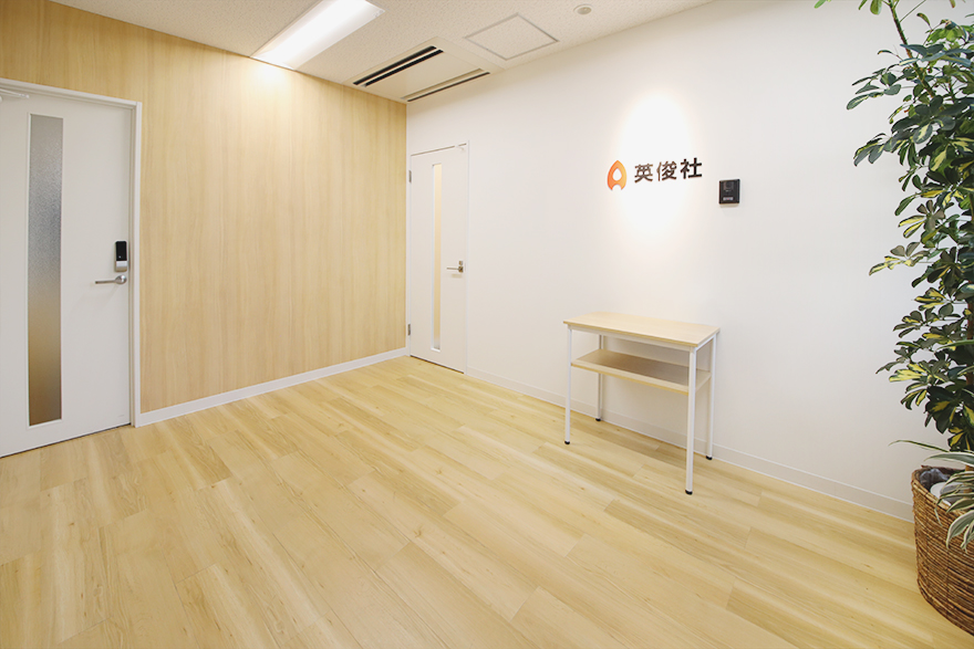 ナチュラルな木目と床の貼り分けがおしゃれなオフィスデザイン│オフィス施工事例
