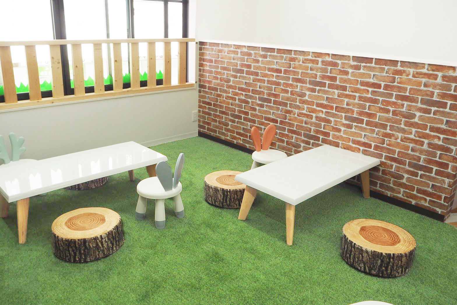 ふわふわの人工芝で子供とくつろげるナチュラルな店舗デザイン│施工事例