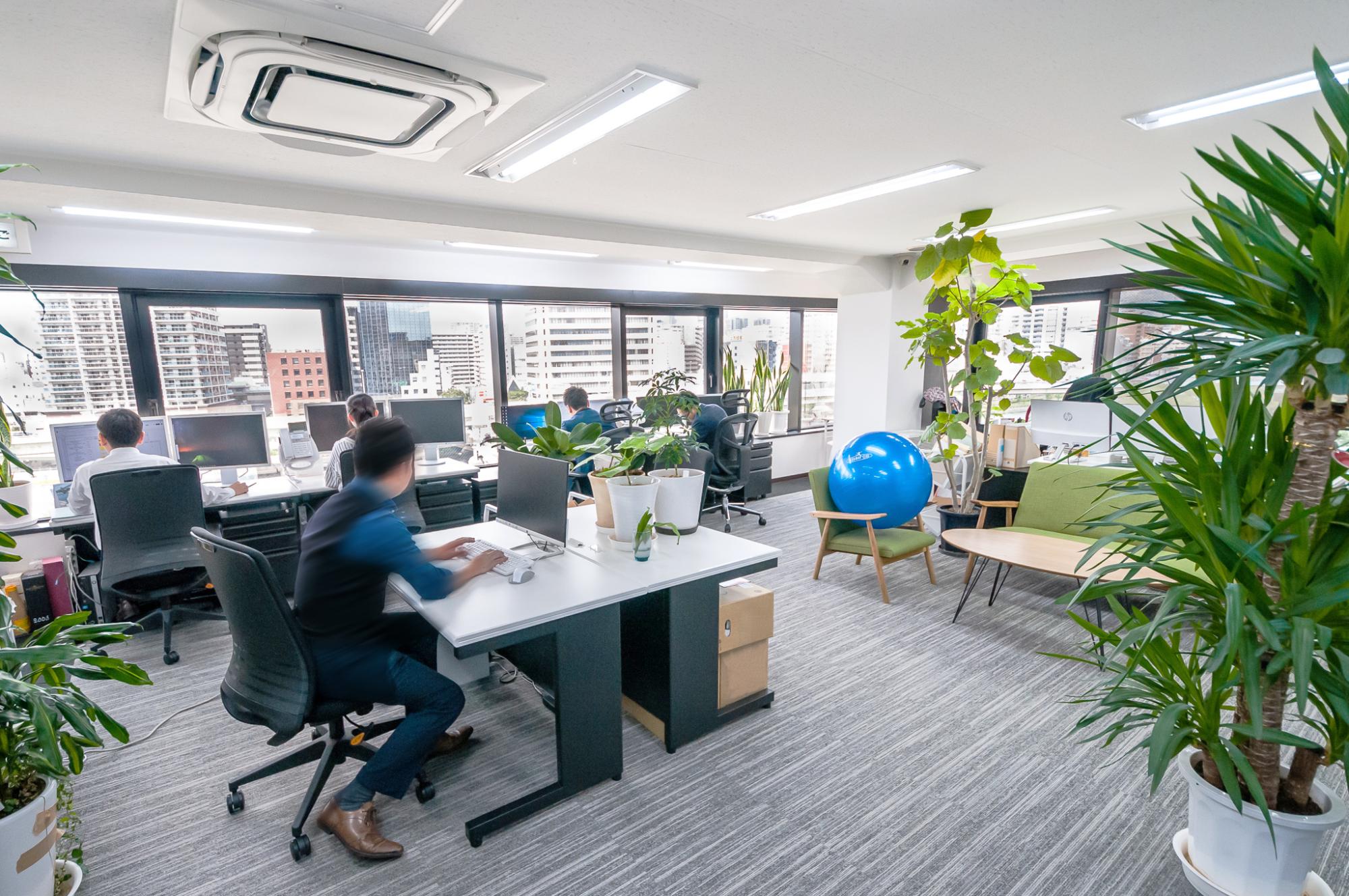 オフィス緑化・誠実・清潔さが融合したオフィスデザインの弁護士事務所│オフィス施工事例